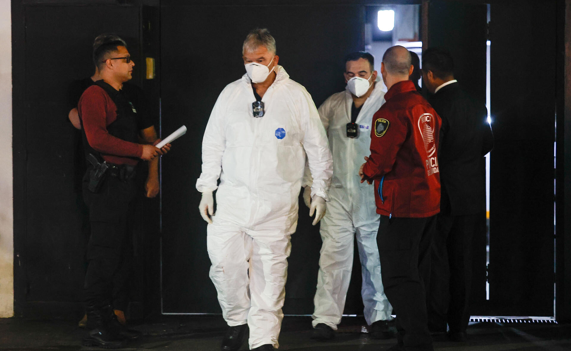 Médicos forenses salen del hotel donde Liam Payne el miércoles