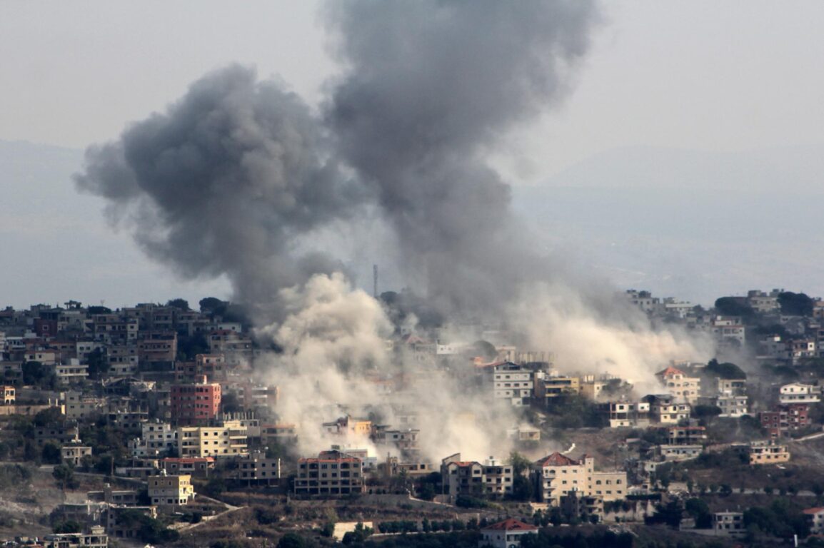 
El humo se eleva tras un ataque aéreo israelí en la aldea de Khiam