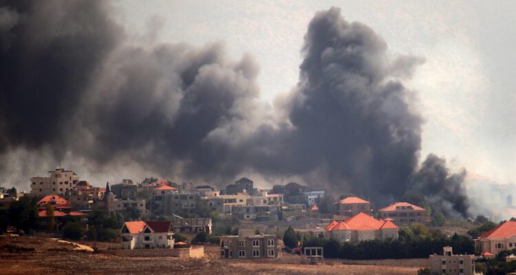 El humo se eleva tras un ataque aéreo israelí cerca de las aldeas de Khiam y Kfar Kila