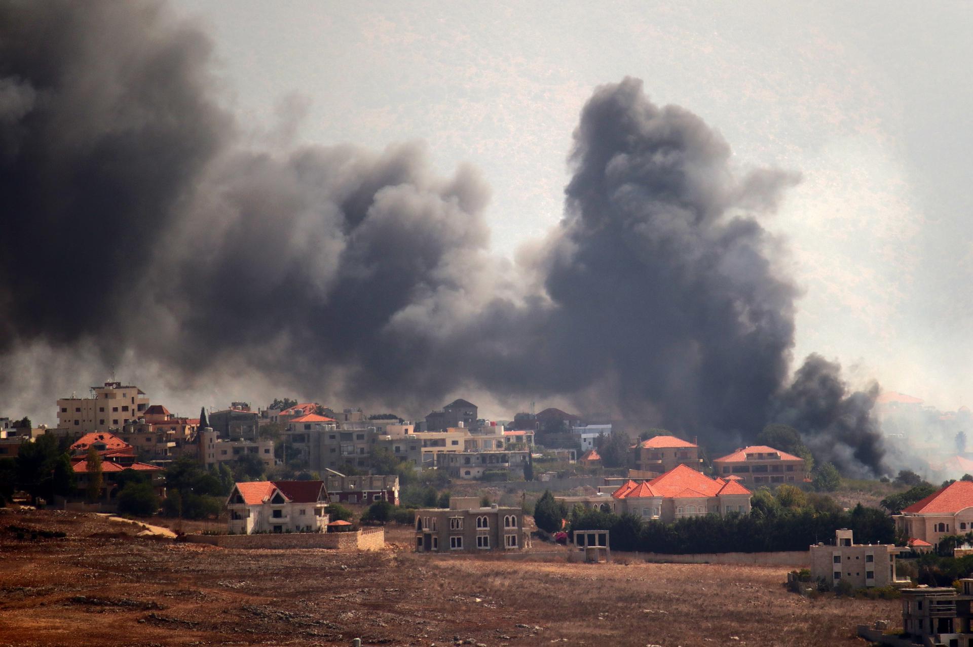 El humo se eleva tras un ataque aéreo israelí cerca de las aldeas de Khiam y Kfar Kila