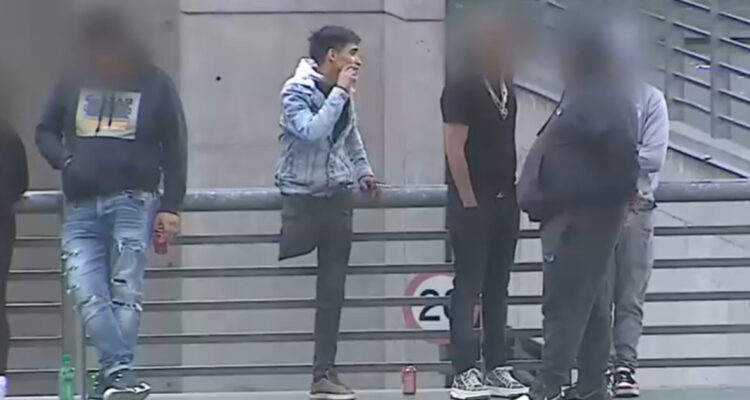 Se fue a saltos del tribunal: sujeto con una pierna quedó libre tras accidentarse en auto robado