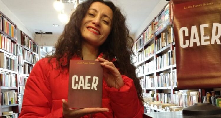 Lilian Flores Guerra con su libro Caer, Ediciones Del Gato