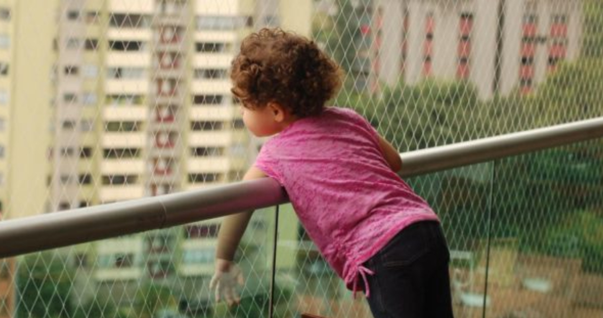 Residente de edificio es multado por poner malla de seguridad para su hijo: fue a la justicia y ganó