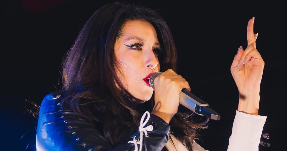 María José Quintanilla en concierto en referencia a primer sueldo