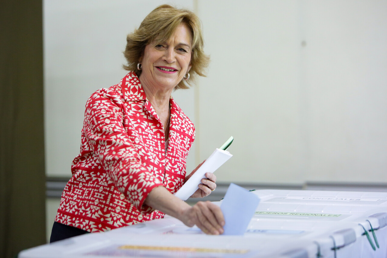La alcaldesa de Providencia, Evelyn Matthei, concurre a votar en el local de votación Duoc UC, durante las elecciones municipales 2024.