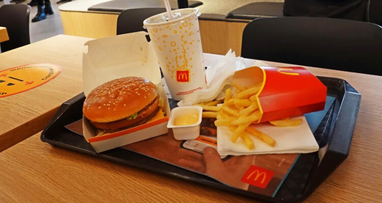 Las acciones de McDonald’s caen y arrastran la bolsa de Nueva York por intoxicaciones en EEUU
