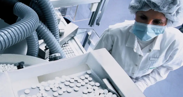 Europa quiere producir más medicamentos para el mundo, pero existe un “problema” y se llama “China”