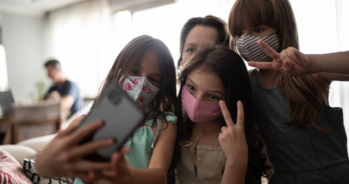 Ipsos: El 71% de los chilenos opina que se debe prohibir el uso de redes sociales a menores de 14 años