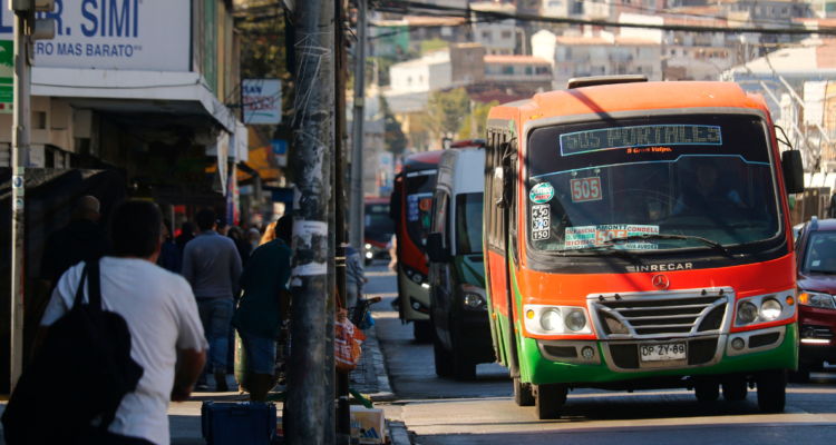 Imagen de microbuses por paro de seis líneas en Valparaíso