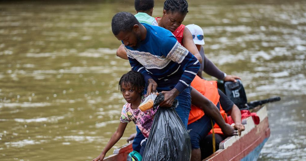 Migrantes cruzando el Darién