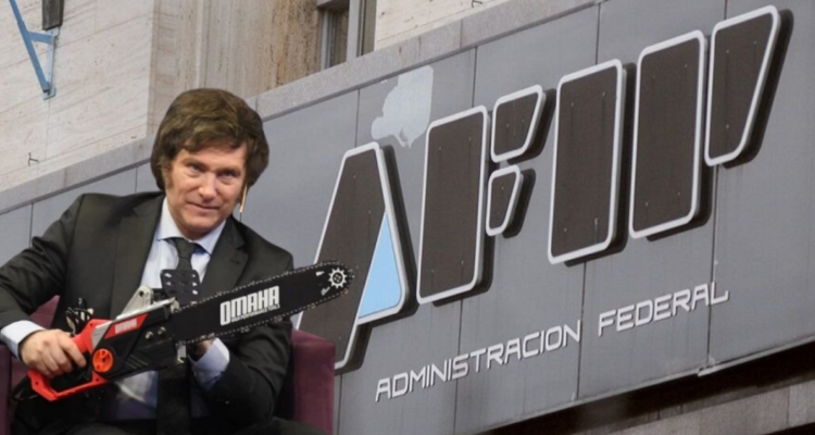 Javier Milei posando con la motosierra, icónico símbolo de los recortes fiscales.