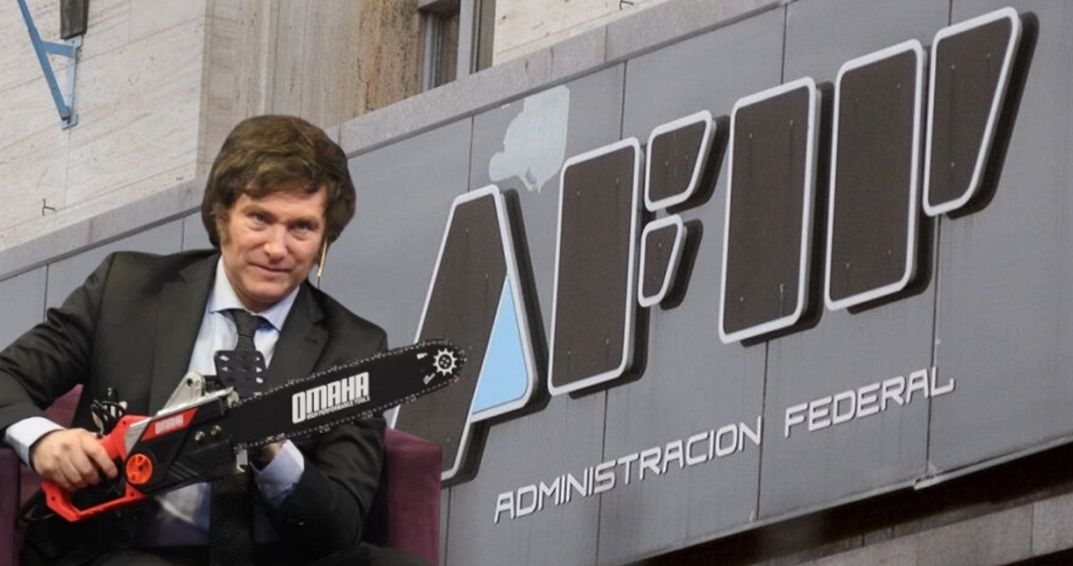 Javier Milei posando con la motosierra, icónico símbolo de los recortes fiscales.