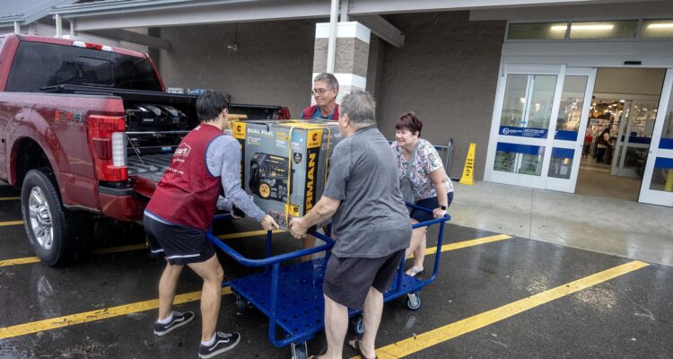La gente compra suministros en una ferretería mientras se preparan para el huracán Milton en Bradenton, Florida