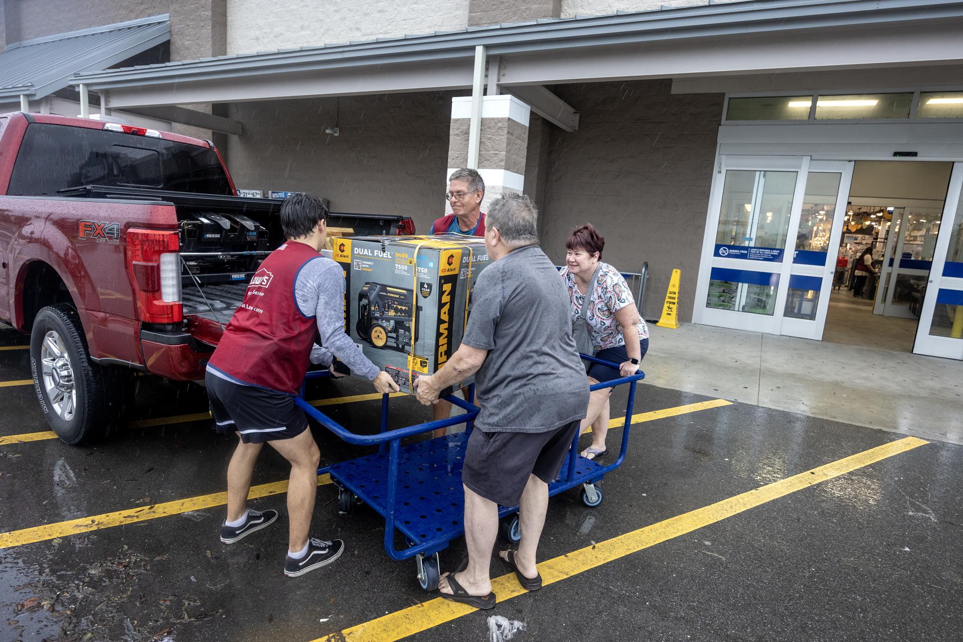 La gente compra suministros en una ferretería mientras se preparan para el huracán Milton en Bradenton, Florida