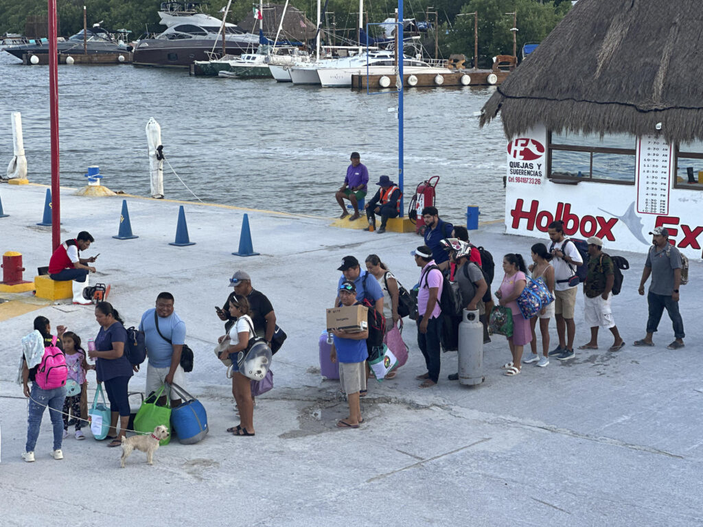 Turistas son evacuados por autoridades de la isla de Holbox ante la llegada del huracán Milton