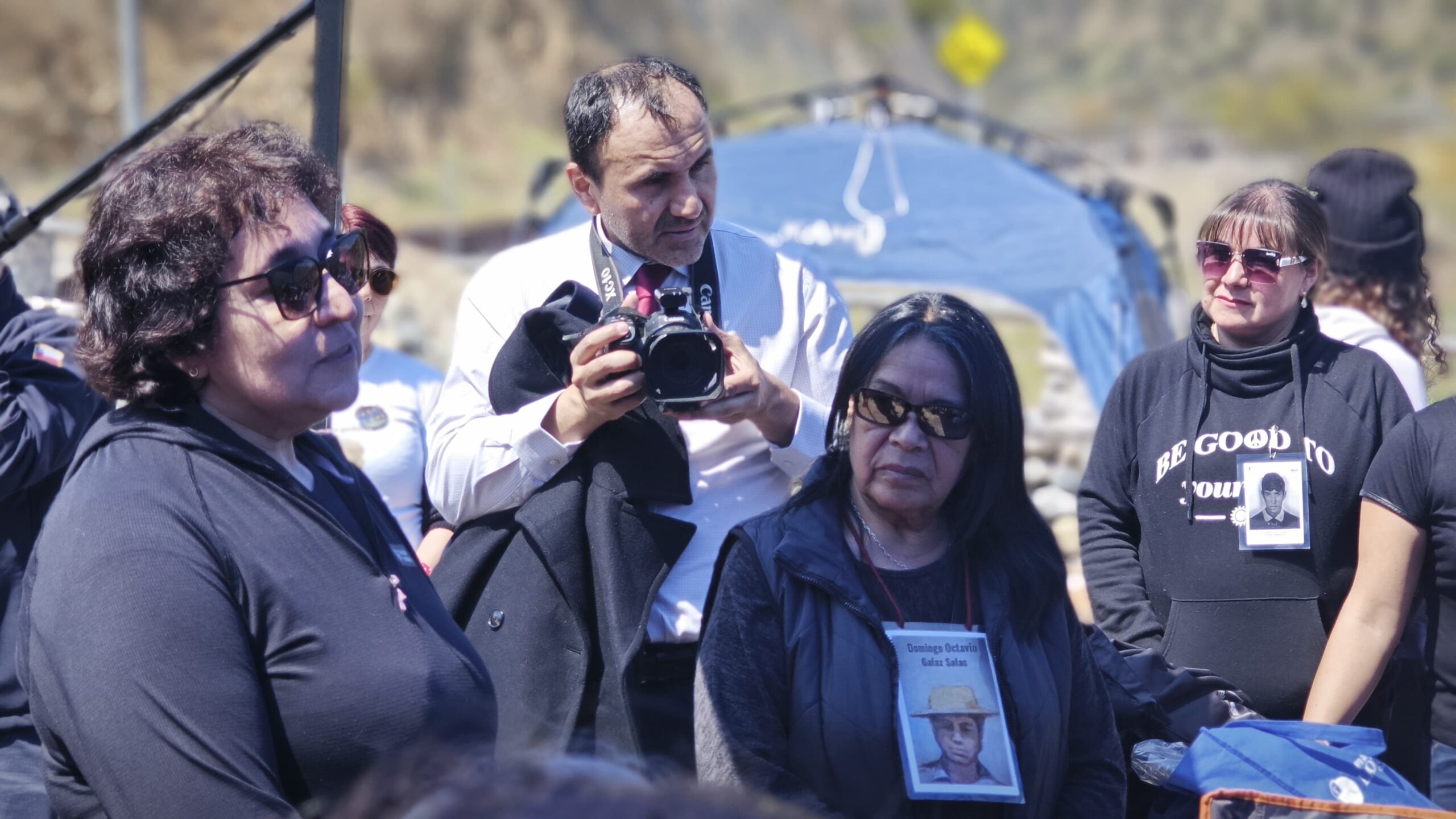 Ministra Cifuentes conversando con las familias tras las diligencias.