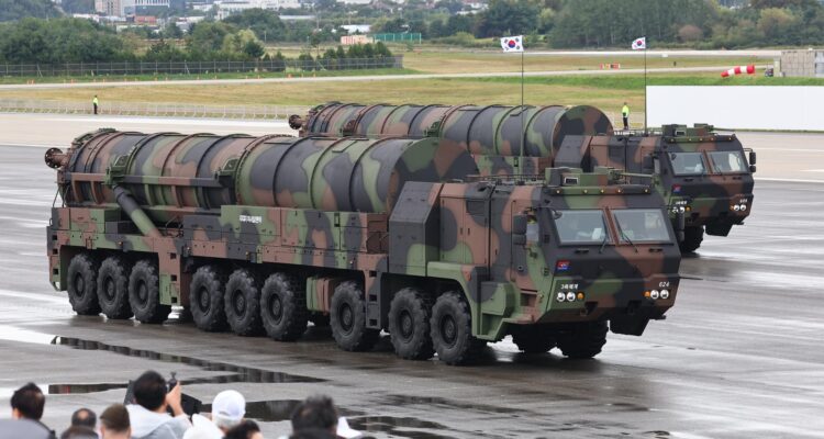 En Seúl, Corea del Sur presentó un misil que puede atravesar el suelo.