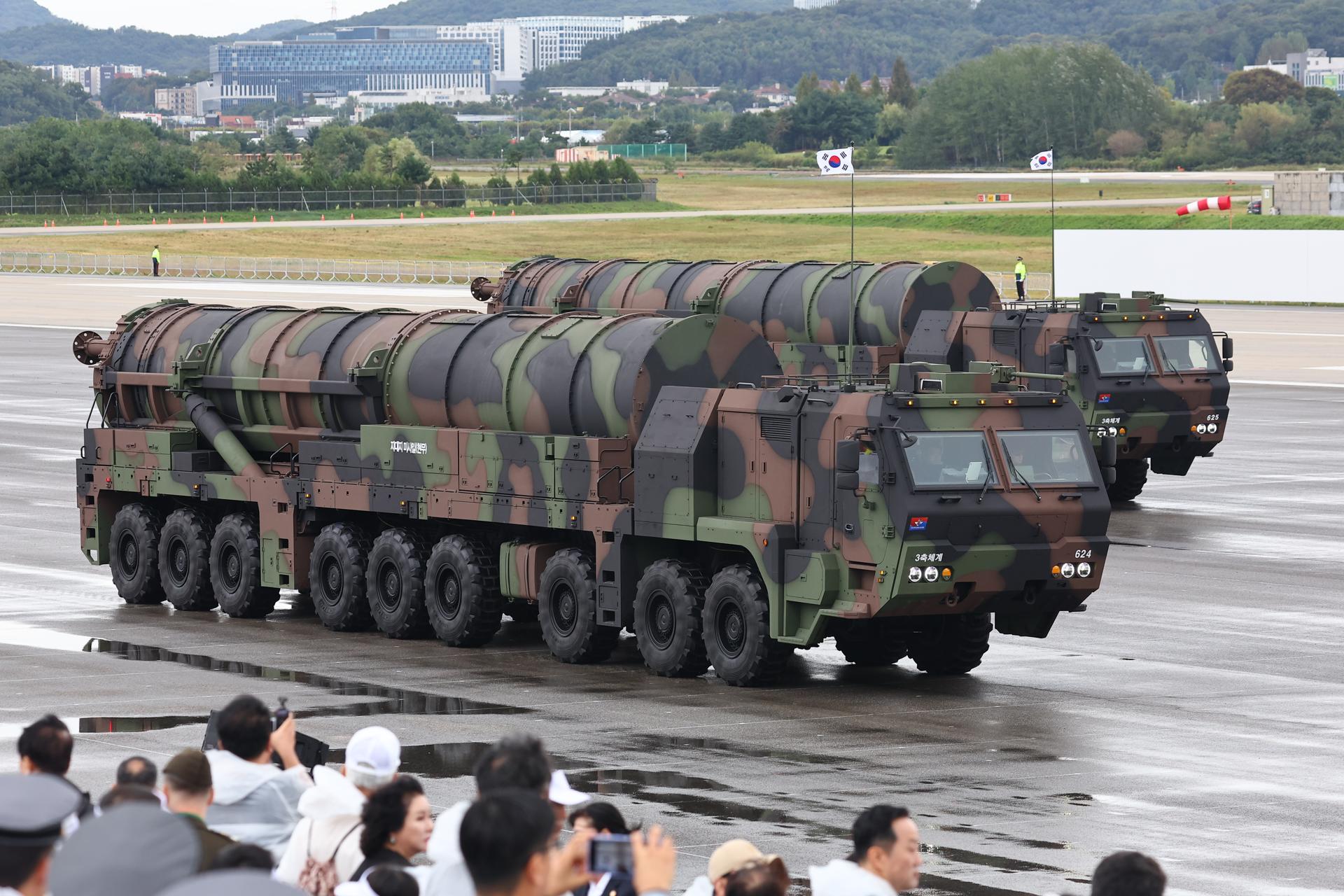 En Seúl, Corea del Sur presentó un misil que puede atravesar el suelo.