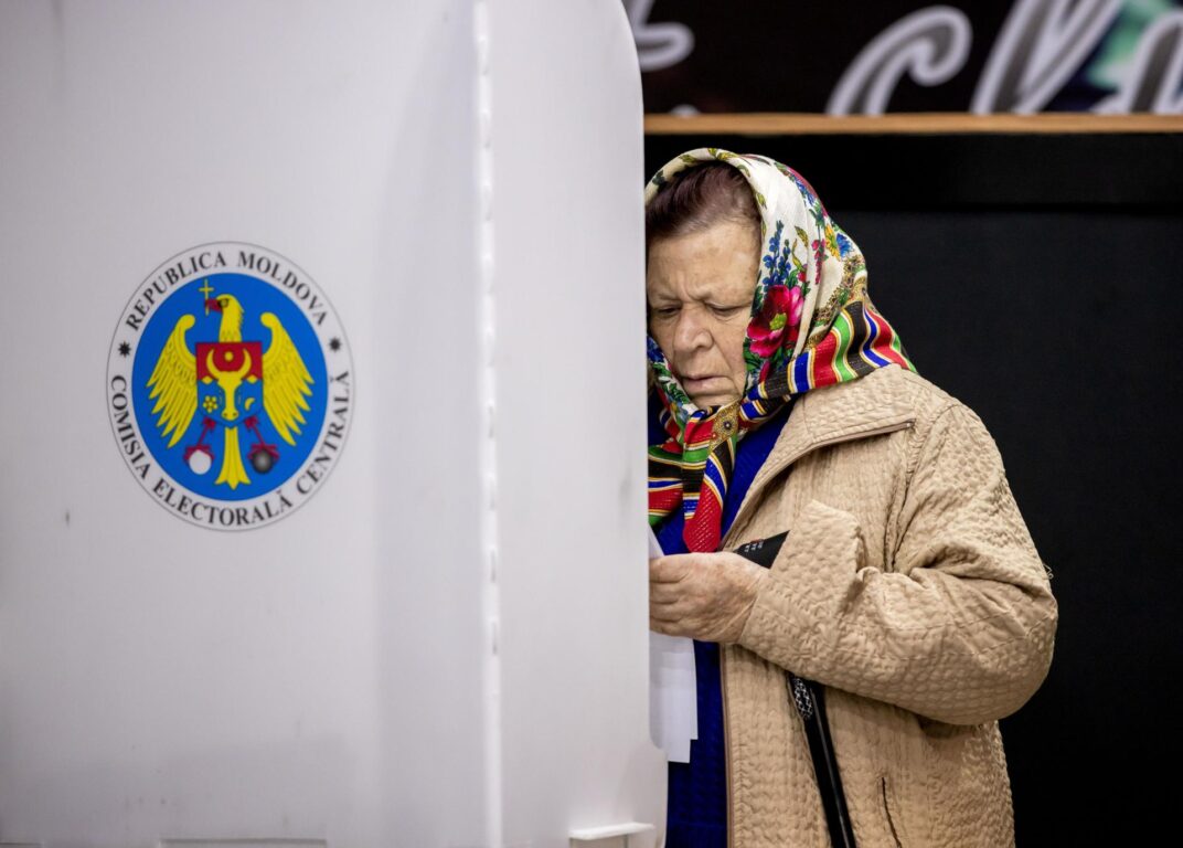 mujer votando en Moldavia