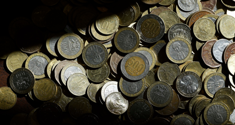 La rara moneda de 200 pesos diseñada para el Bicentenario de Chile, que nunca entró en circulación