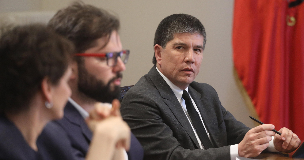 Tohá, Boric y Monsalve sentados.