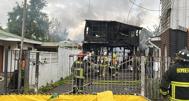 Tres personas mueren en incendio que destruyó cabañas en Valdivia: buscan a un lactante