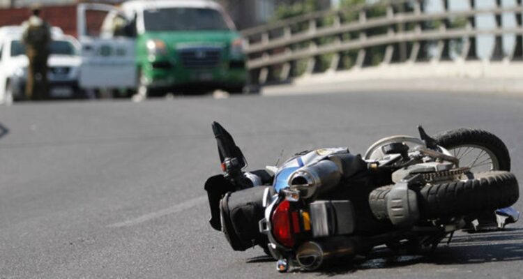 Mujer muere tras accidente en moto en Santiago: conductor se encuentra grave