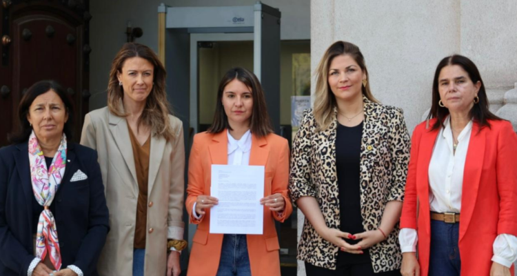 Mujeres de oposición emplazan a Boric en La Moneda: exigen transparencia en sumario del caso Monsalve
