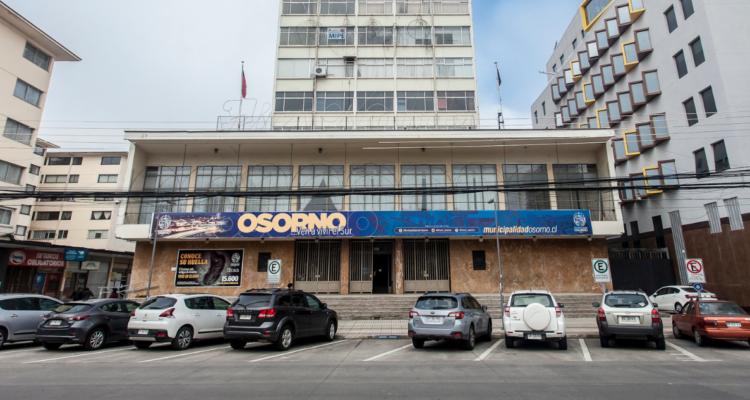 Frontis de Municipalidad de Osorno por aprobación de fondos para techo de multicancha