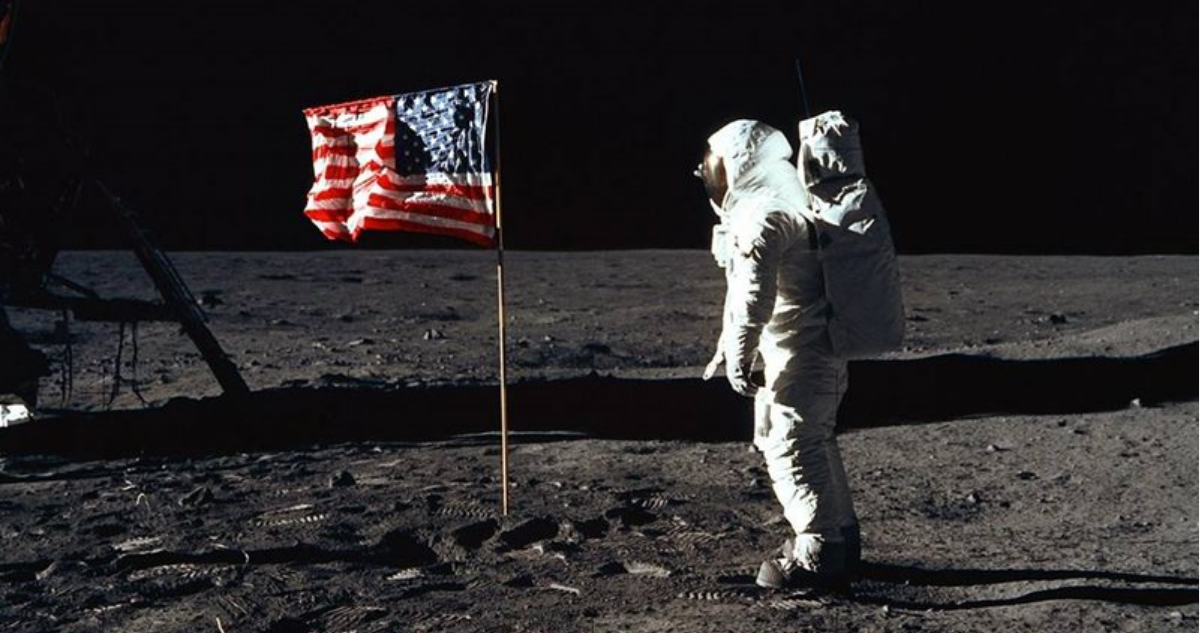Primera fotografía en la Luna de Neil Armstrong en referencia a problemas de desechos en la Luna