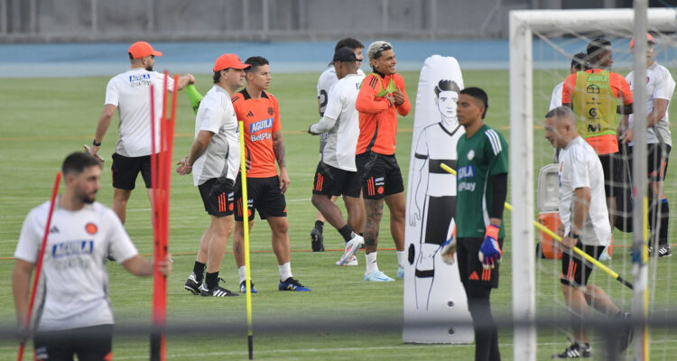 Néstor Lorenzo denunció espionaje a sus jugadores en Bolivia.