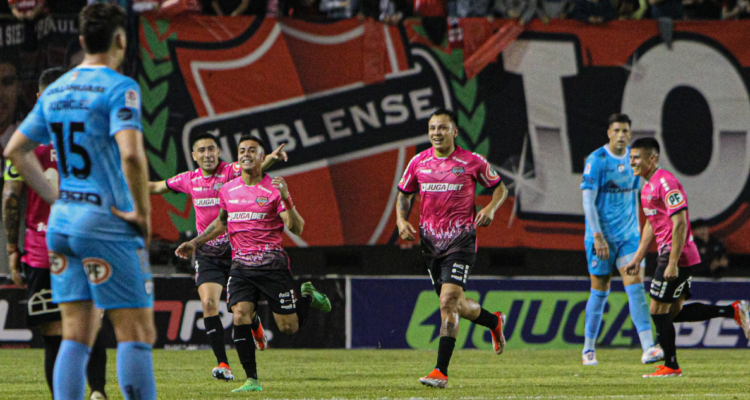 Ñublense doblegó a Deportes Iquique para escalar en el Campeonato Nacional.