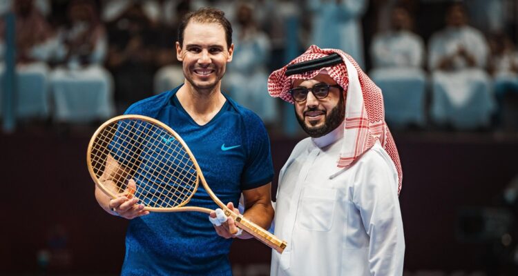 Rafael Nadal recibió una raqueta de oro sólido.