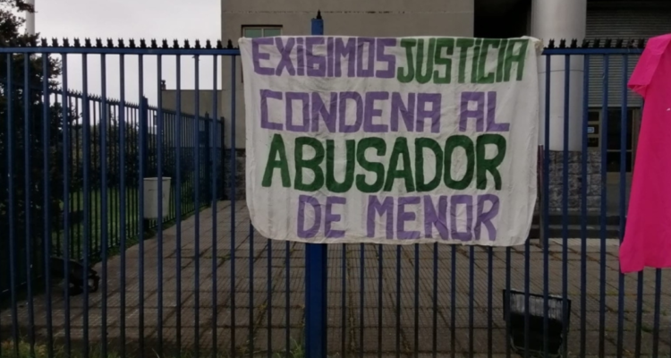 Pancarta por exidirigente regional declarado culpable por abuso sexual de menor en Valdivia