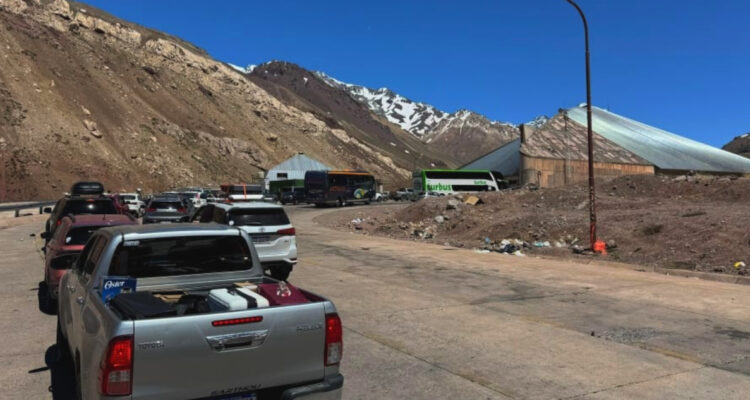 Paro de personal aduanero en Argentina afectará paso Los Libertadores con demoras extras para usuarios