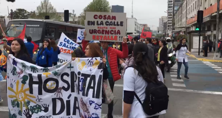 Trabajadores marchando en medio de paro de dispositivos de salud mental del Gran Concepción