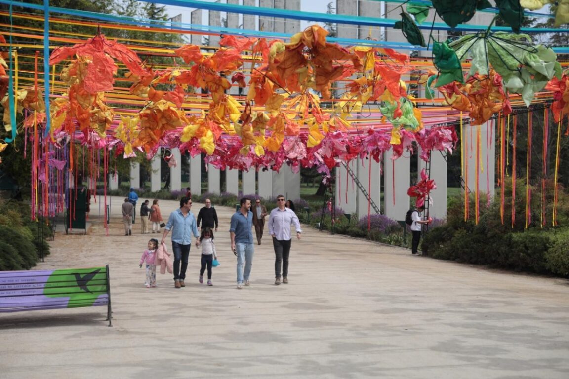 "Flores al Cielo": jardín aéreo con más de 400 flores recibe la primavera en Parque Américo Vespucio