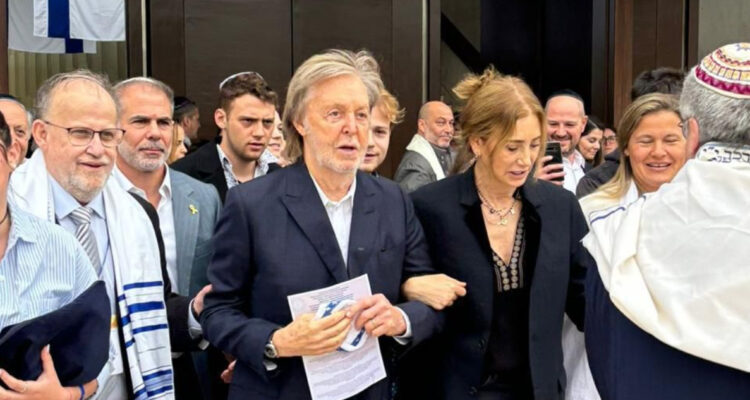 Paul McCartney visitando una sinagoga en Chile