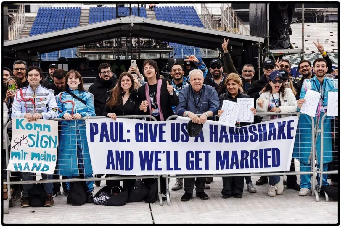 "Fuimos muy afortunados": Paul McCartney "bendijo" a pareja chilena para casarse antes de su concierto