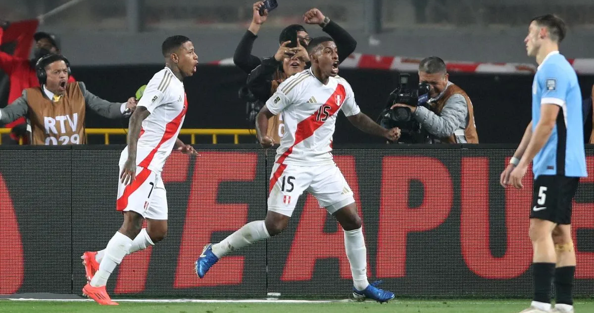 Perú vence a Uruguay en la agonía y deja a La Roja última en Eliminatorias al Mundial 2026