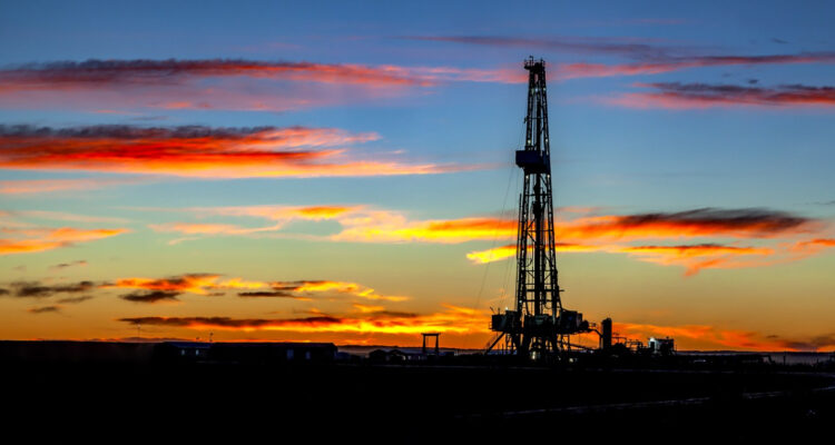 El petróleo sigue al alza tras el ataque iraní mientras los mercados intentan operar con calma