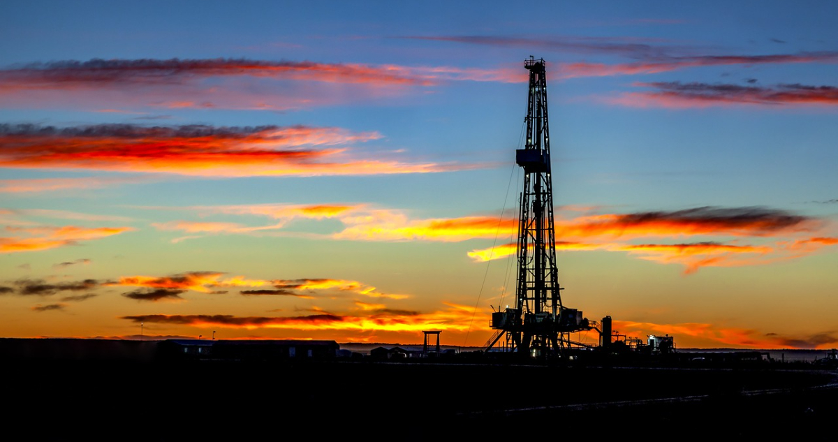 El petróleo sigue al alza tras el ataque iraní mientras los mercados intentan operar con calma