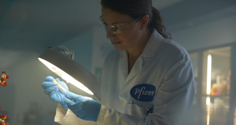 Pfizer saca cuentas alegres en tercer trimestre y revisa al alza sus previsiones anuales