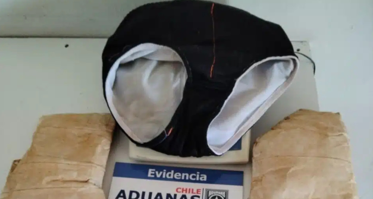 portando droga ropa interior