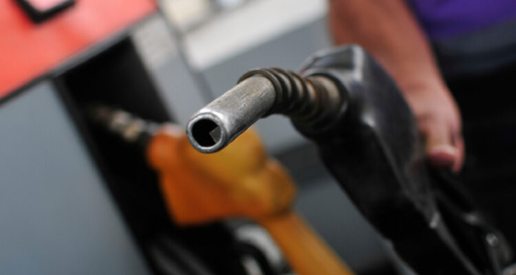 Las bencinas estarán más baratas desde este jueves: Enap estima caídas de hasta $23 por litro