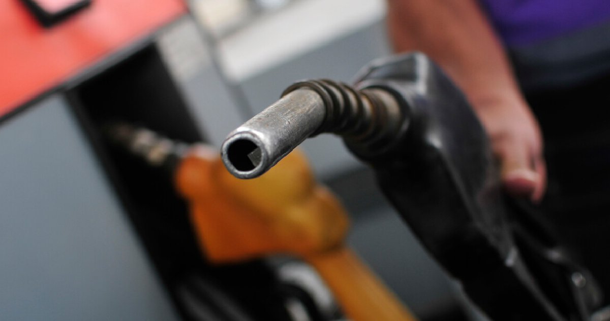 Las bencinas estarán más baratas desde este jueves: Enap estima caídas de hasta $23 por litro
