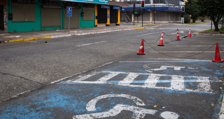 Presentan proyecto de ley para endurecer sanciones por el uso indebido de estacionamientos exclusivos