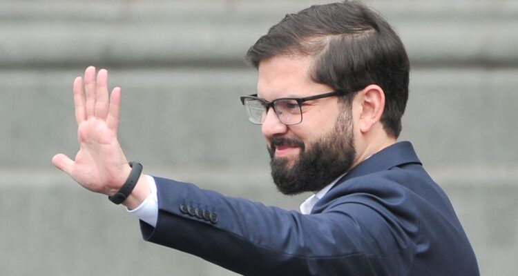 Encuesta CEP: desaprobación del gobierno de Boric cae a 54% y aprobación sube a 30%