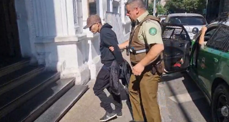 Detienen a hombre con arma automática en el cerro Santa Lucía: investigan si era un sicario