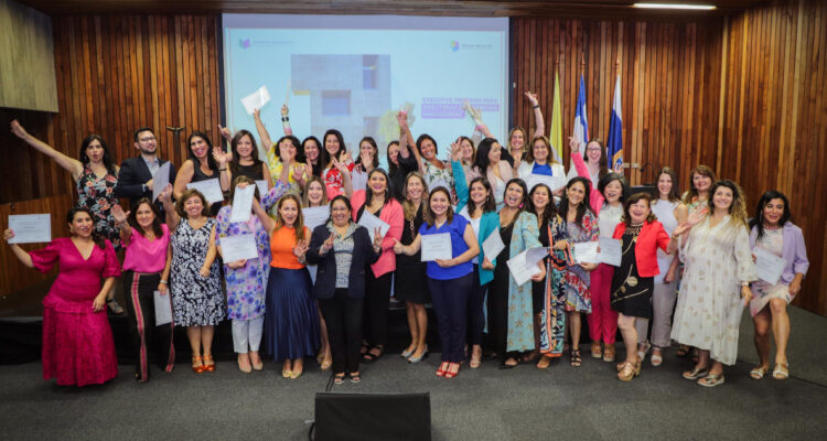 Convocan a Directoras de empresas a programa internacional: buscan potenciar liderazgo femenino